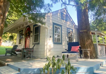 Loblolly Cottage - Enchanting Retreat set among towering pines. Отели в г. Джермантаун