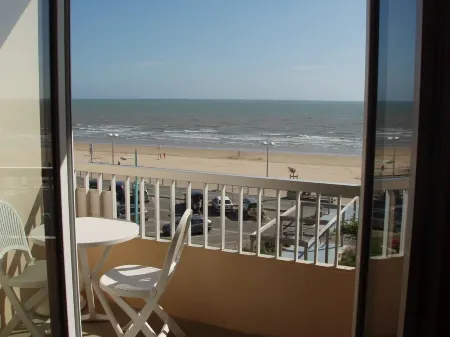 Rental studio 30 m2 panoramic view facing the sea all periods