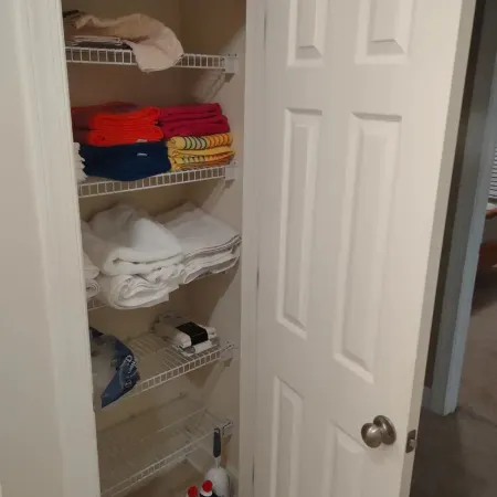 Classic Comfortable Condo, 3/2, Wifi, Pool, Location, OWA, Sports-plex, Shopping
