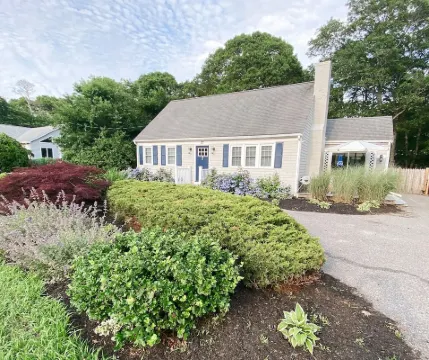 Fully renovated 4-bedroom in private community with pool & close to beach 이스트 팰머스 호텔