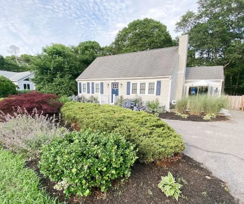 Fully renovated 4-bedroom in private community with pool & close to beach