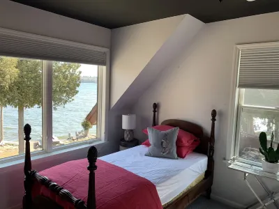 Spitfire Retreat on Champlain. Less than an HOUR TO WHITEFACE Mtn.or Montreal. Hotels near CV-TEC OneWorkSource