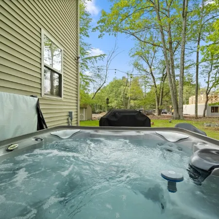 Cozy Chalet Style Home, Walk to Lake Harmony