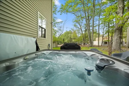 Cozy Chalet Style Home, Walk to Lake Harmony