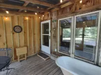 Caddo River Shack - 2 secluded acres with Kayaks and outdoor tub - Pet Friendly