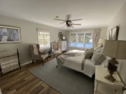 Renovated House on Fence Lake for Families, Sunset View, Boat Dock, Snomo Access