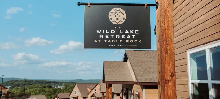 New! Luxury Lakeview Cabin: Lazy River, Theater, Game Rm, Sleeps 24+, Hot Tub Hotels in Pine B Township