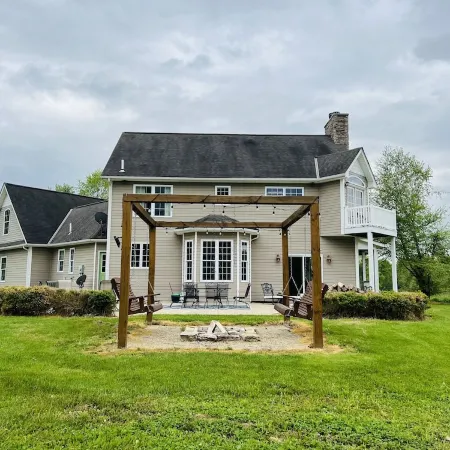 Peaceful Country Retreat 20 Acres Private Pond Hot Tub Sauna Pets