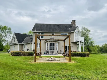 Peaceful Country Retreat 20 acres Private Pond