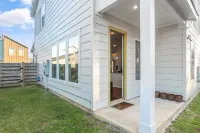 Family Ready Kitchen 3 BR/2.5 Baths