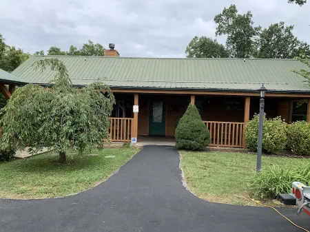 4 Bed, 4 Bath, Lake Cabin w/ Hot Tub Near Dollywood, Pigeon Forge & Smoky Mnts