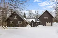 Cozy Retreat, Great for Large Groups and Family Gatherings with Hot Tub!
