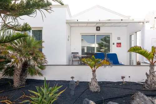 C1, in a small complex with communal heated pool 100m from the sea Các khách sạn ở Charco del Palo