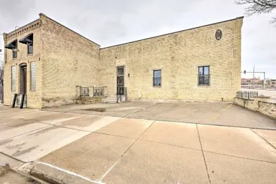 Beautiful Downtown Home - 2 Blks from Lake Hotels in 