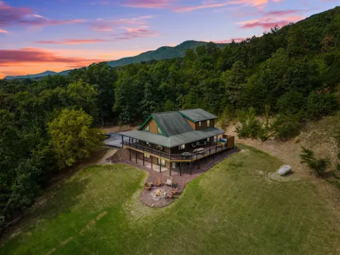 Peaceful 5-bedroom cabin with hot tub and views