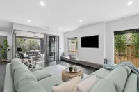 Sophisticated Abode Luxurious and contemporary home just 10 mins to the beach