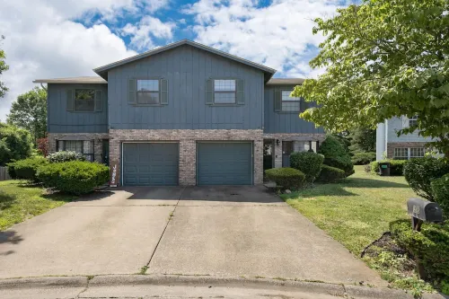 Touch of Class  3-bedroom townhome in Belleville King Bedroom. Hotels in St. Clair County