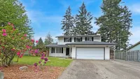 Entire home in Port Orchard, Washington with Game Room, Fire Pit and RV Parking فنادق في Parkwood