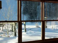 SKI-IN / SKI-OUT 5 BEDROOM, walking distance to everything in town!