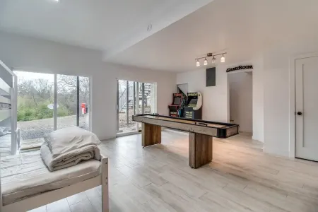 Cozy Texoma Hideaway: 4-Bed, 800ft from Lake Texoma, Tanglewood Resort Access Отели в г. Грейсон