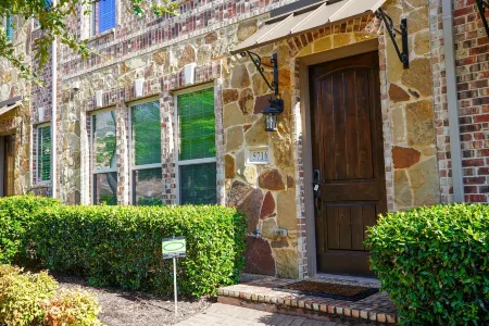 The Luxury Stay Legacy West Upscale Zen Patio in Plano, Texas Отели рядом с достопримечательностью «TUMI Store - Legacy West»