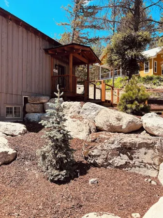 The Mill House at Elk Ridge Village Cabin 301A with Views of Flathead Lake Отели в г. Лейксайд