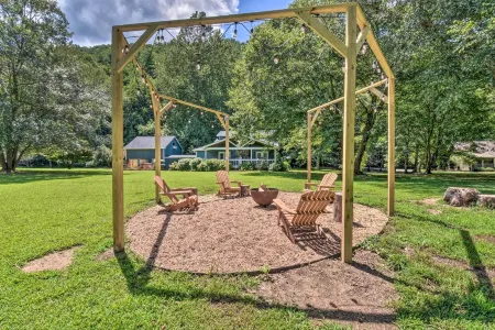 Private Riverside Home -- Hot Tub~King Bed~Kitchen