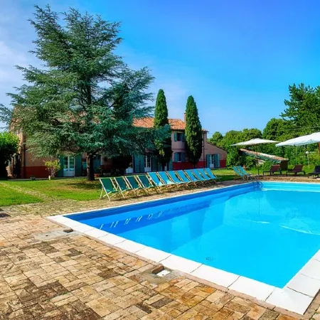 Large country house with private swimming pool and tennis court, 12 hectares