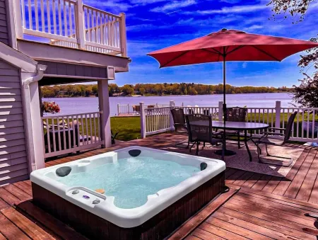 PONTOON BOAT NOW INCLUDED! 7 BEDS, HOT TUB Updated Lakefront Cottage - Book Now Отели в г. Нортон Шорс