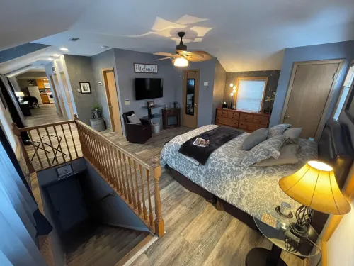 Lakefront Loft-Perfect Couples Getaway--Rent 3 Get 4th Free 10/1-12/20-Just Ask!
