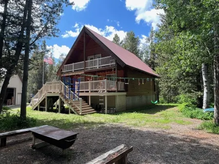 Family Reunion! Fire Pit, Picnic Tables, Hiking, 1 hr to Yellowstone! EV Charger