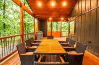 Stylish 3BR Cabin Retreat with Hot Tub & Outdoor Kitchen - 5 Mins to Hochatown
