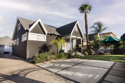 Chic 3BR/2BA Oasis + PacMan & Foosball - Sleeps 8 - Minutes to LAX + Beach +SoFi Hotels in der Nähe von Oviatt Building