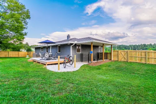 The Pisgah Portal is located 1 Mile from the Entrance of Pisgah National Forest! Hotels in Boyd