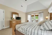 Ultimate 9 Bd Getaway: Firepit, Theater, Game Rm, Bar, Decks, River Access Hotels in Woodstock