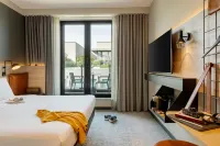 Moxy Brussels City Center Hotel dekat Mode Museum