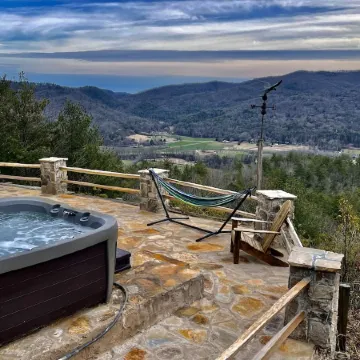 MOUNTAIN TOP RETREAT - STUNNING VIEWS! Hot tub, secluded, family friendly, 5BR!