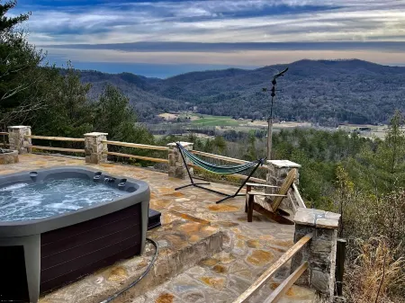 MOUNTAIN TOP RETREAT - STUNNING VIEWS! Hot tub, secluded, family friendly, 5BR!