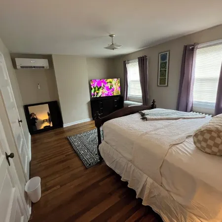 Charming 3-Bedroom House with Wi-Fi and AC Near Downtown Pittsburgh