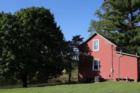 Beautiful Private Lakefront Cottage with Hot tub