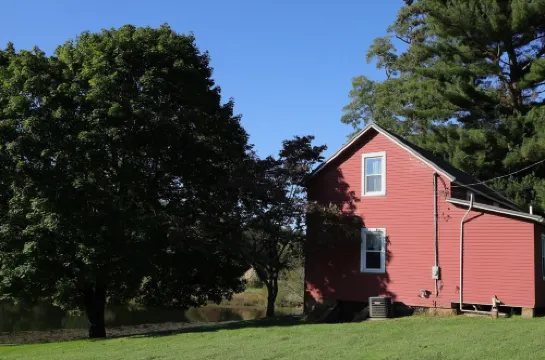 Beautiful Private Lakefront Cottage with Hot tub