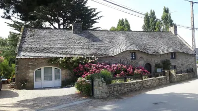 Small farmhouse 150m from the beach - Bétahon - 2 to 4 people Cromenac'h Bord de Mer附近的飯店
