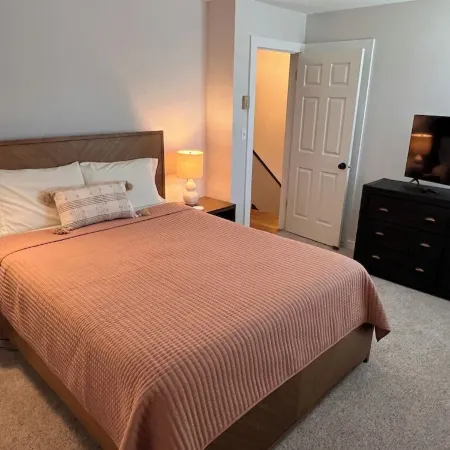 Incredible Views, Large Deck, Wood Burning Fireplace! Havland Lake 3bed/3bath