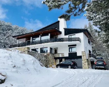 Sublime Bas de Chalet de Standing en Duplex Aux Angles -Space for Billiards and Cinema Hotels in Les Angles