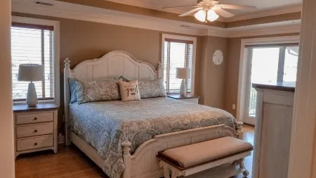 Very Clean Luxury Condo With 2 Pools! Walking Distance To The Beach!