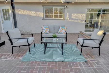 9 mins from Disneyland Arcade Jacuzzi EV Charge