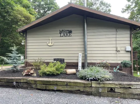 Remodeled home less than 1 mile from  entrance to Seven Points at Raystown Lake