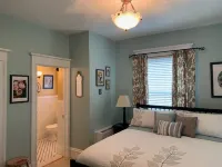 Charming  and spacious 2-story home with amazing views of the Columbia River. 아스토리아 호텔