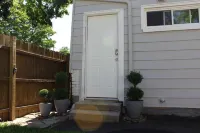 Crisp 2 bedroom upstairs apartment in historic duplex