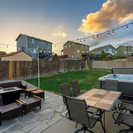 Spacious Airport Heaven - 5 Bedrooms & Hot Tub